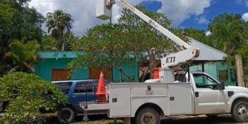 Atenea Gómez Ricalde fortalece el alumbrado público del poblado de Francisco May con la instalación de 100 nuevas luminarias LED