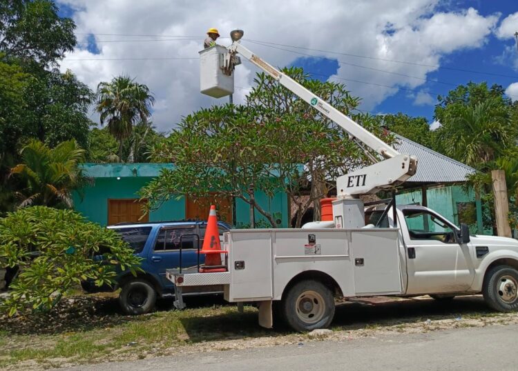 Atenea Gómez Ricalde fortalece el alumbrado público del poblado de Francisco May con la instalación de 100 nuevas luminarias LED