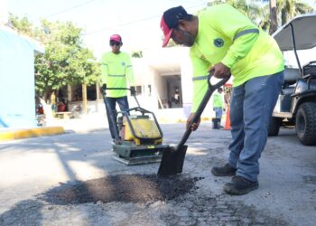 Gobierno Municipal fortalece mantenimiento de vialidades a través del Programa Permanente de Bacheo en Isla Mujeres