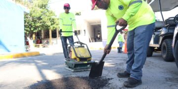 Gobierno Municipal fortalece mantenimiento de vialidades a través del Programa Permanente de Bacheo en Isla Mujeres