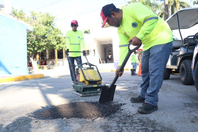 Gobierno Municipal fortalece mantenimiento de vialidades a través del Programa Permanente de Bacheo en Isla Mujeres