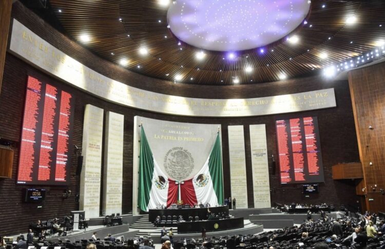 Aprueba San Lázaro prohibir la venta de bebidas "energéticas" a menores de edad