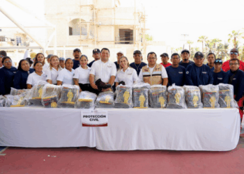 Atenea Gómez Ricalde refuerza acciones de prevención con entrega de equipo a Protección Civil y Bomberos en Isla Mujeres