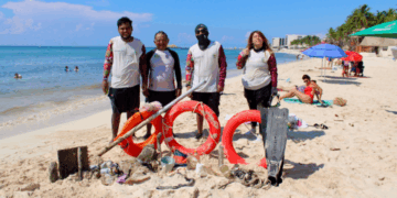 Recolectan más de 2.5 toneladas de residuos en playas y fondo marino de Playa del Carmen