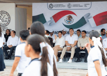 Estefanía Mercado preside el desfile del CCXV Aniversario de la Independencia de México en Playa del Carmen