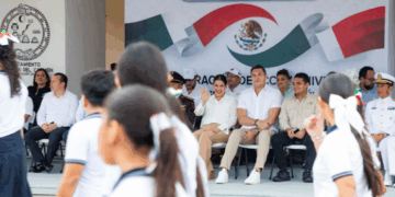 Estefanía Mercado preside el desfile del CCXV Aniversario de la Independencia de México en Playa del Carmen