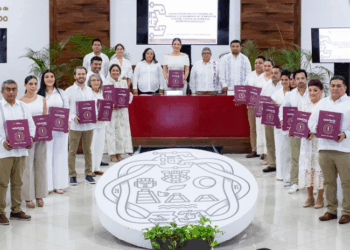 Estefanía Mercado entrega al Cabildo la glosa del Primer Informe de Trabajo de Playa del Carmen