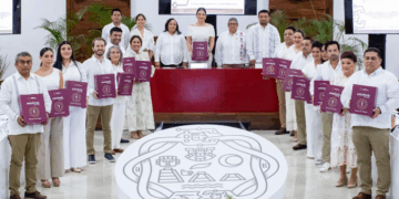Estefanía Mercado entrega al Cabildo la glosa del Primer Informe de Trabajo de Playa del Carmen