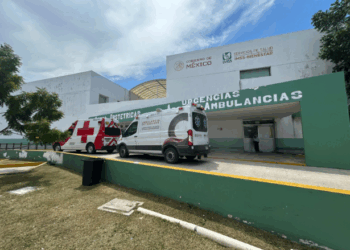 Hospitalizan a mujer exhibicionista en Playa del Carmen; dice ser venezolana