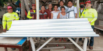 Gobierno de Isla Mujeres inicia entrega a domicilio de láminas de zinc para fortalecer las viviendas de las familias más vulnerables