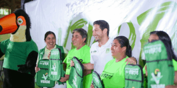 Renán Sánchez entrega kits a la militancia del PVE en Bacalar