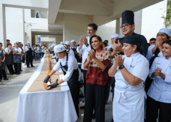 Celebra Mara Lezama en Cancún la elaboración de la torta de cochinita más larga, en busca de récord Guinness