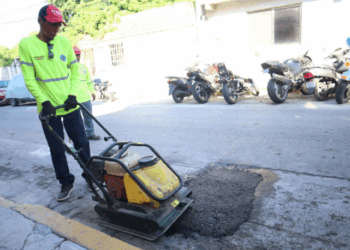 Fortalecen mantenimiento de vialidades a través del Programa Permanente de Bacheo en Isla Mujeres