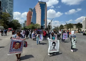 Padres de los 43 exigen ante SRE extradiciones de involucrados en 'verdad histórica'