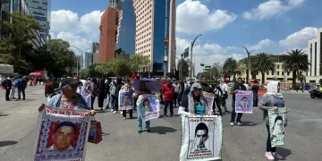 Padres de los 43 exigen ante SRE extradiciones de involucrados en 'verdad histórica'