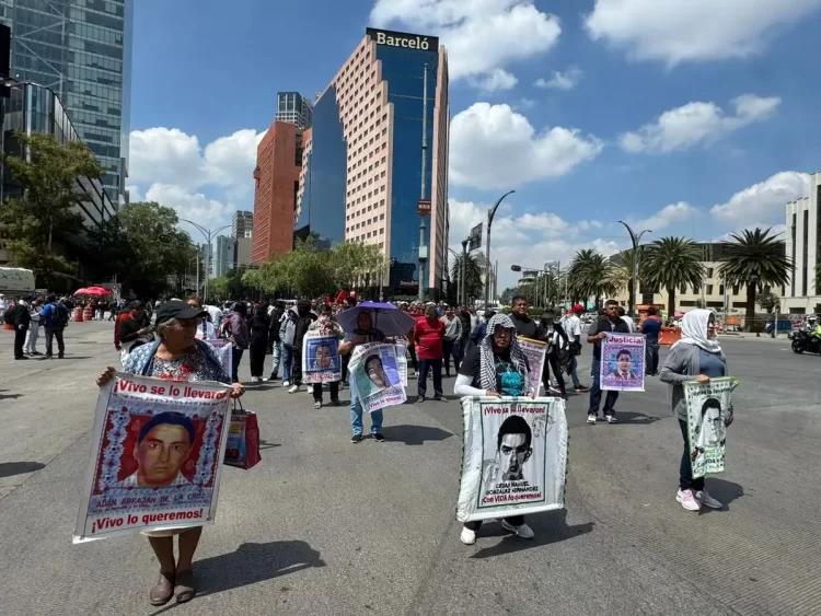 Padres de los 43 exigen ante SRE extradiciones de involucrados en 'verdad histórica'