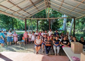 Gobierno de Isla Mujeres entrega despensas de Isleña de Corazón en el poblado de Francisco May