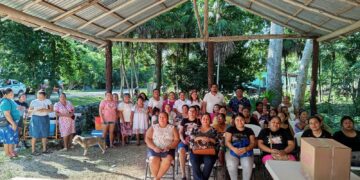 Gobierno de Isla Mujeres entrega despensas de Isleña de Corazón en el poblado de Francisco May