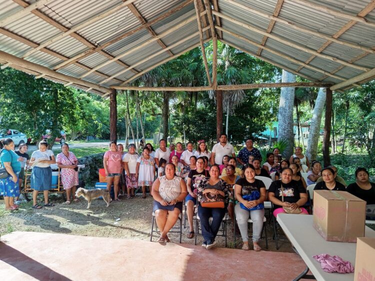 Gobierno de Isla Mujeres entrega despensas de Isleña de Corazón en el poblado de Francisco May