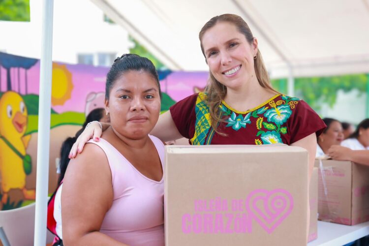 Gobierno de Atenea Gómez Ricalde continúa con la entrega de apoyos alimentarios en Isla Mujeres