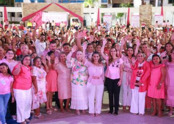Atenea Gómez Ricalde encabeza el Encendido Rosa 2025 en Isla Mujeres para fortalecer la prevención y la lucha contra el cáncer de mama