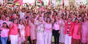 Atenea Gómez Ricalde encabeza el Encendido Rosa 2025 en Isla Mujeres para fortalecer la prevención y la lucha contra el cáncer de mama