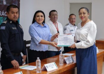 Entrega Blanca Merari constancias del Tercer Curso de Manejo Teórico y Práctico