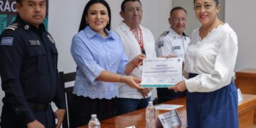 Entrega Blanca Merari constancias del Tercer Curso de Manejo Teórico y Práctico