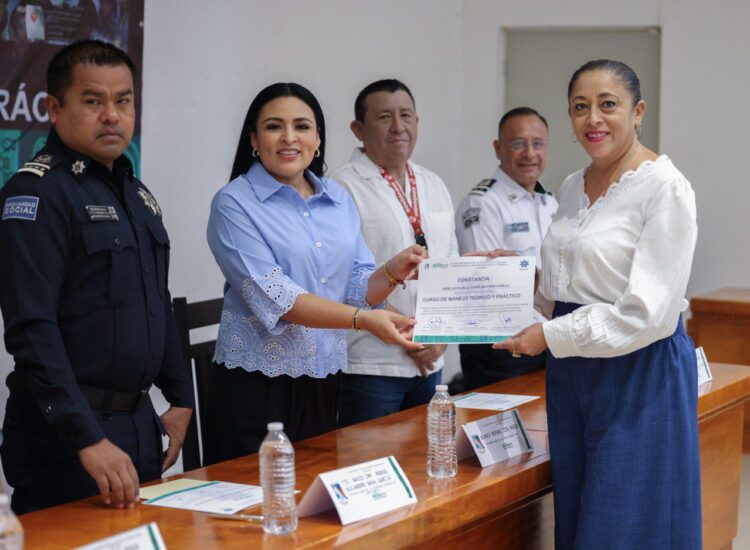 Entrega Blanca Merari constancias del Tercer Curso de Manejo Teórico y Práctico