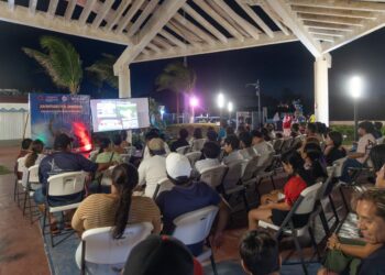 Bajo el cielo estrellado de Punta Sur jóvenes isleños viven una mágica noche en la observación astronómica “Juventudes y el Universo”