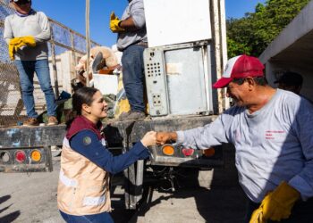 Estefanía Mercado encabeza jornada de descacharrización en Villas del Sol
