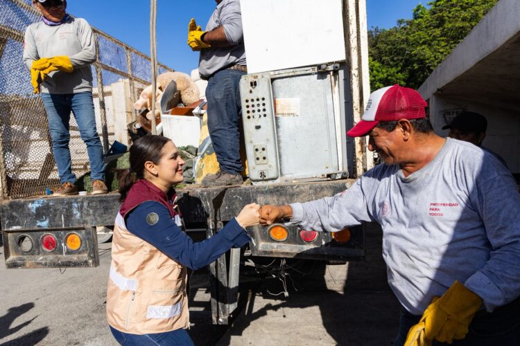 Estefanía Mercado encabeza jornada de descacharrización en Villas del Sol