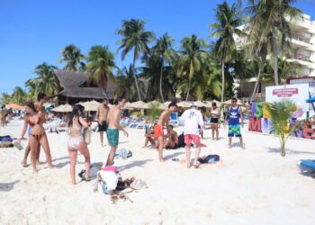 Turistas y familias isleñas disfrutan de las playas limpias, ordenadas y libre de sargazo de Isla Mujeres