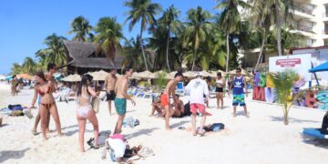 Turistas y familias isleñas disfrutan de las playas limpias, ordenadas y libre de sargazo de Isla Mujeres