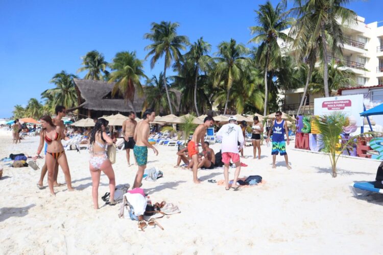 Turistas y familias isleñas disfrutan de las playas limpias, ordenadas y libre de sargazo de Isla Mujeres