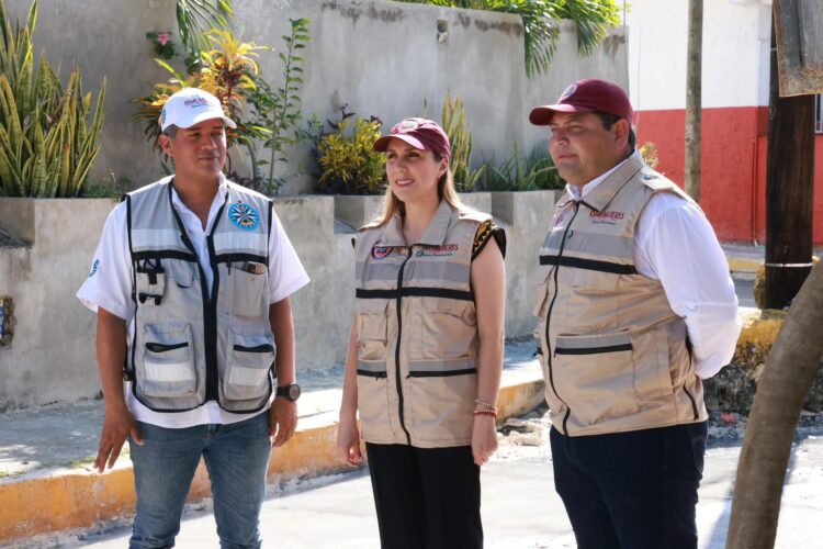 Atenea Gómez Ricalde supervisa la construcción de nuevos pozos pluviales en Isla Mujeres
