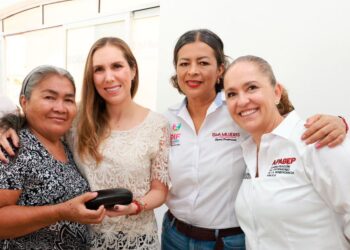 Beneficencia Pública entrega lentes graduados del Programa Transformamos tu Visión en Isla Mujeres