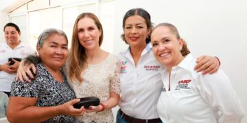 Beneficencia Pública entrega lentes graduados del Programa Transformamos tu Visión en Isla Mujeres