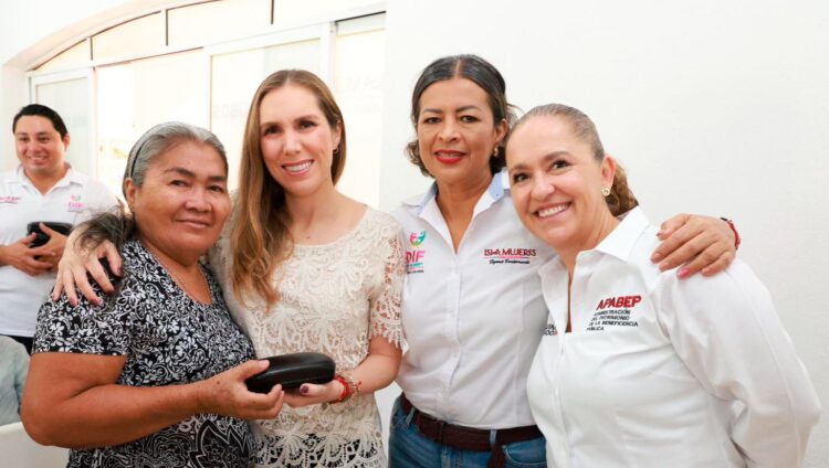 Beneficencia Pública entrega lentes graduados del Programa Transformamos tu Visión en Isla Mujeres