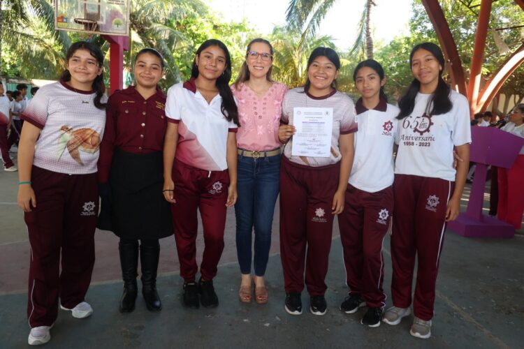 Atenea Gómez Ricalde refrenda su compromiso con las juventudes isleñas