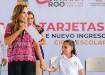 Refuerza Mara Lezama apoyo a educación en Cozumel al entregar tarjetas bancarias del Programa de Becas de la FPMC