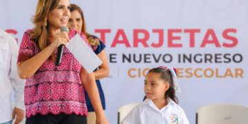 Refuerza Mara Lezama apoyo a educación en Cozumel al entregar tarjetas bancarias del Programa de Becas de la FPMC