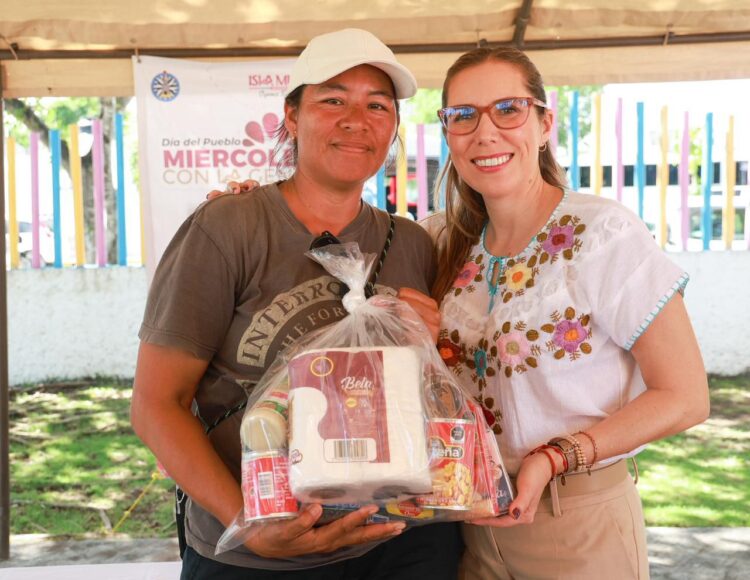 Atenea Gómez Ricalde se mantiene cercana al pueblo con el programa “Miércoles con la Gente”