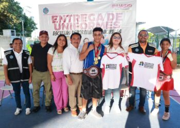 Gobierno Municipal entrega uniformes nuevos a los alumnos de la Escuelita Deportiva Municipal de Ciudad Mujeres
