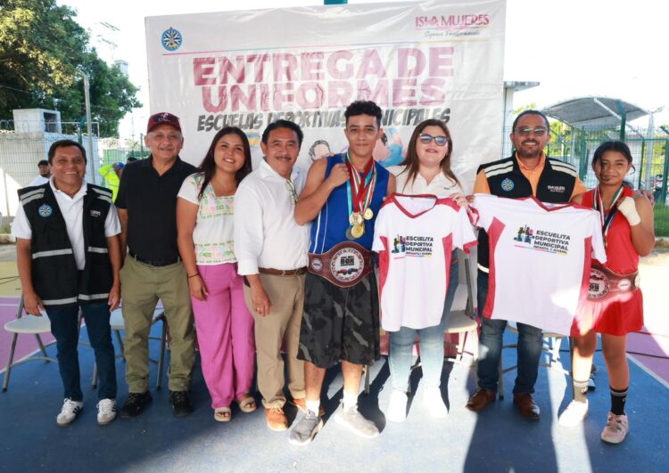 Gobierno Municipal entrega uniformes nuevos a los alumnos de la Escuelita Deportiva Municipal de Ciudad Mujeres