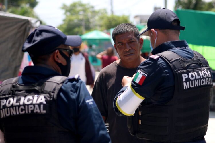Con cámaras de solapa, buscan frenar el abuso policiaco en Cancún