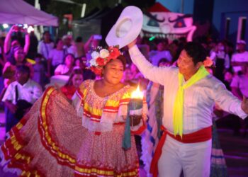 Gobierno de Isla Mujeres realiza con éxito la “Noche de Juventudes: Colores y Almas”