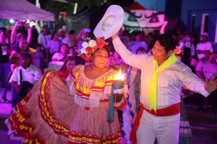 Gobierno de Isla Mujeres realiza con éxito la “Noche de Juventudes: Colores y Almas”
