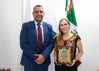 Atenea Gómez Ricalde recibe reconocimiento internacional por su compromiso con la niñez con de Isla Mujeres