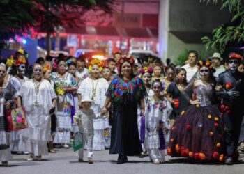 Leona Vicario da la bienvenida a las ánimas con colorida procesión que encabezó Blanca Merari